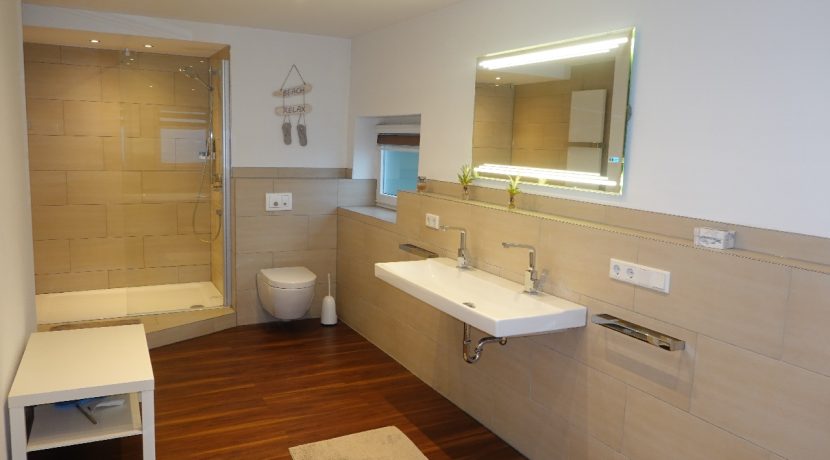 ...und großer Walk-In-Dusche