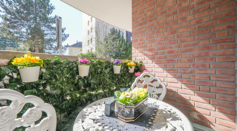 8 Überdachter Balkon