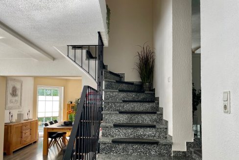 Eingangsbereich und Treppe zum OG (Wohnung I)