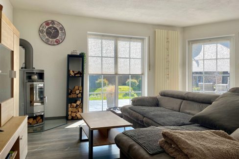 Wohnzimmer mit Zugang zur Terrasse (Wohnung I - EG)