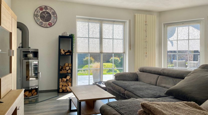 Wohnzimmer mit Zugang zur Terrasse (Wohnung I - EG)