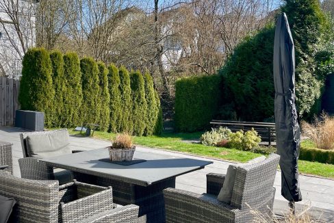 Terrasse vor dem Wohnbereich (Wohnung I - EG)