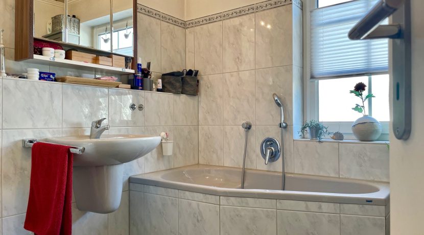 Bad mit Wanne (Wohnung I - OG)