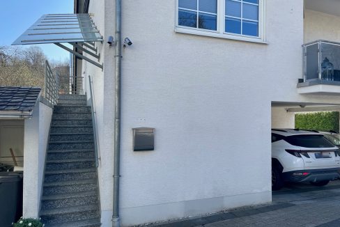überdachte Außentreppe zur Wohnung II (OG+DG)