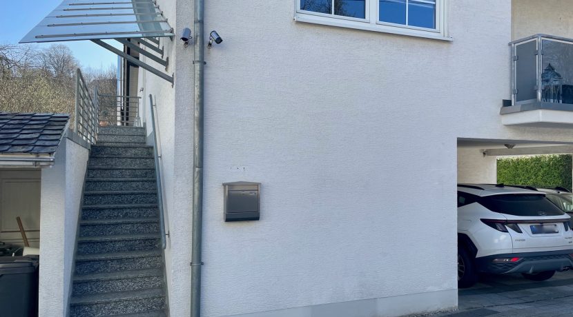 überdachte Außentreppe zur Wohnung II (OG+DG)