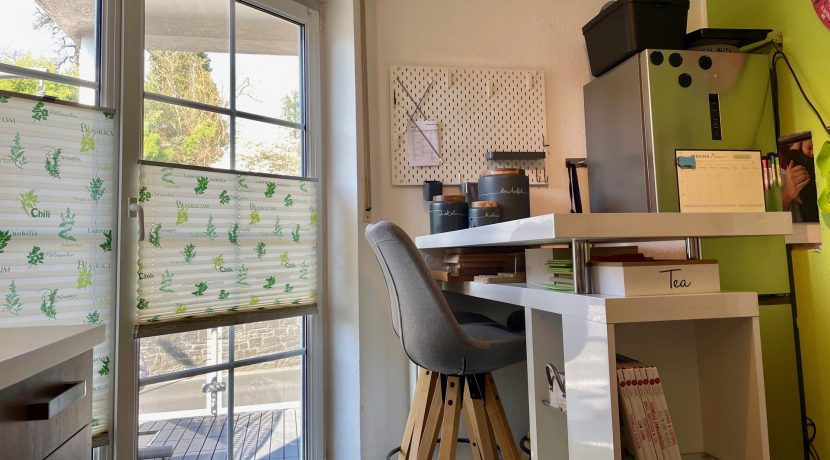 Küche mit Zugang zum Balkon (Wohnung II - OG)