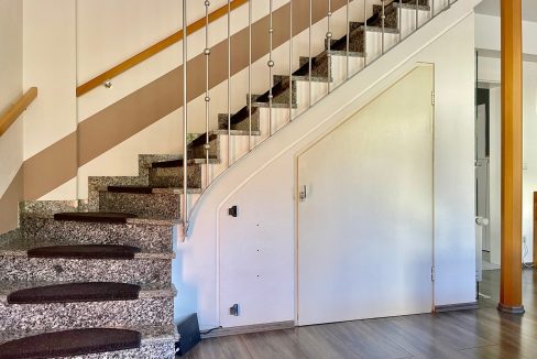 Aufgang mit Stauraum unter der Treppe (Wohnung II - OG)