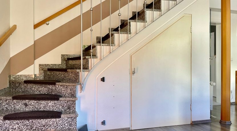 Aufgang mit Stauraum unter der Treppe (Wohnung II - OG)
