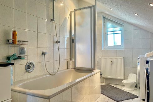 Bad mit Wanne (Wohnung II - DG)