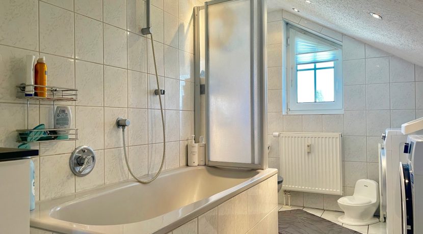 Bad mit Wanne (Wohnung II - DG)