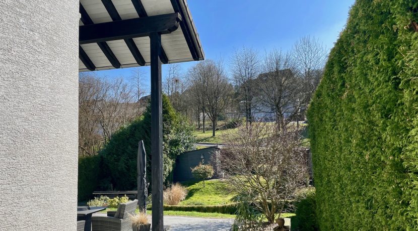 Blick in den Garten (rechts neben dem Haus)