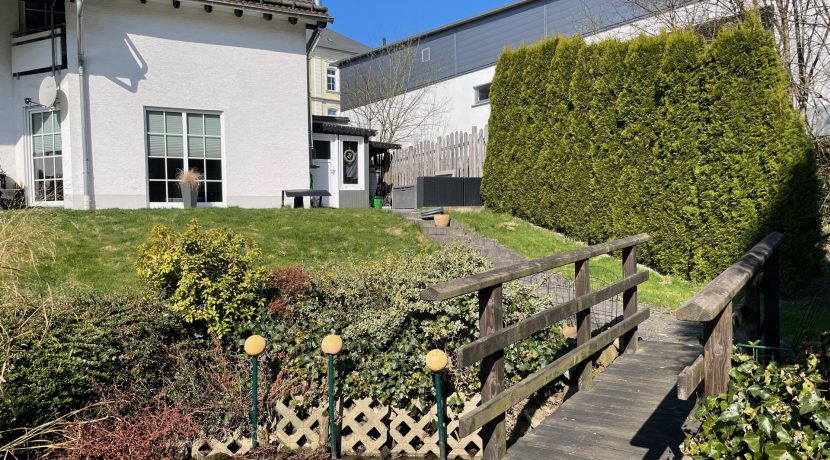 kleine Brücke über den Bachlauf im Garten