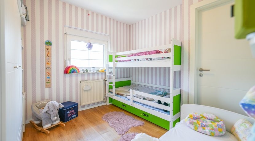 Kinderzimmer mit Zugang Badezimmer