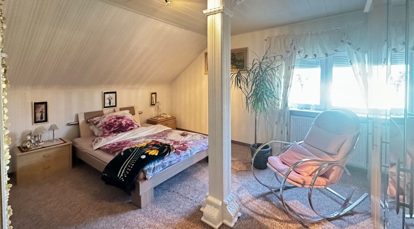 Schlafzimmer DG
