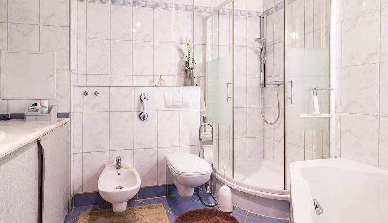 Modernes Badezimmer mit Badewanne und separater Dusche – für Ihr Wohlbefinden.