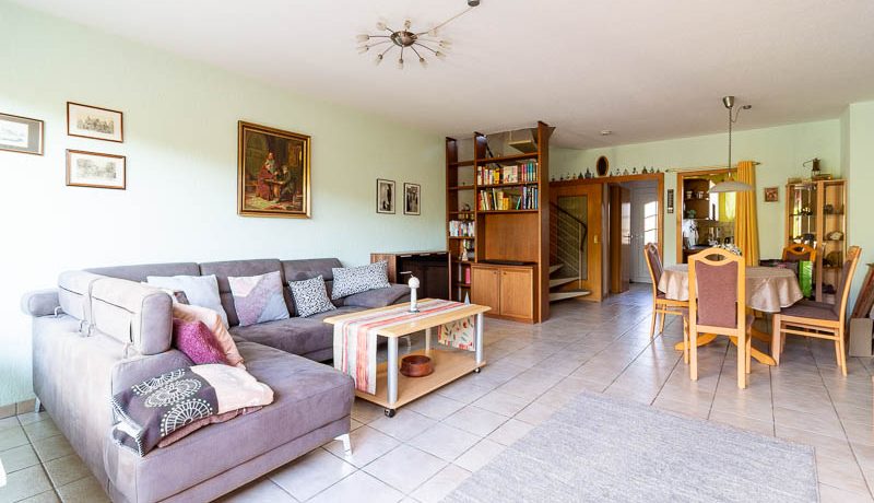 Offenes und einladendes Wohnzimmer, das modernen Komfort mit gemütlicher Atmosphäre verbindet.