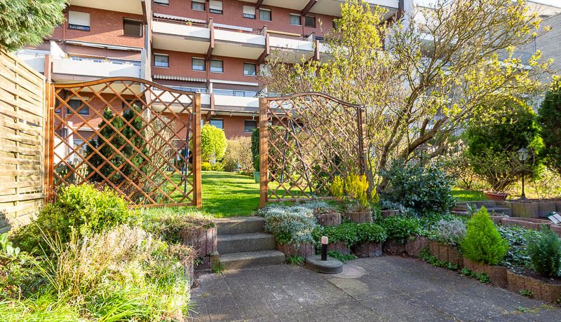 Südlich ausgerichteter Garten mit viel Sonnenlicht – der perfekte Ort für entspannte Tage im Freien.