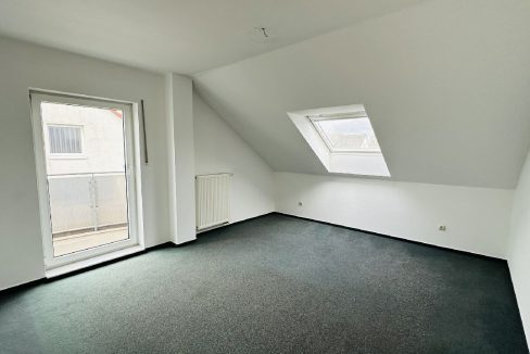 Schlafzimmer mit Zugang auf den Balkon
