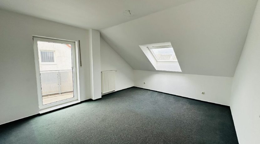 Schlafzimmer mit Zugang auf den Balkon