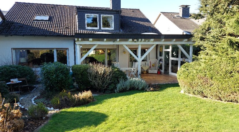 Blick auf die große und überdachte Terrasse