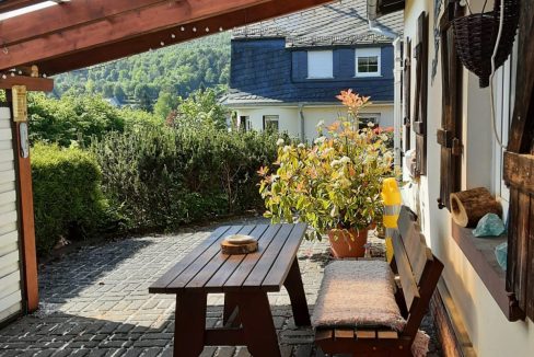 Terrasse an Garage