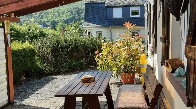 Terrasse an Garage