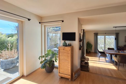 Blick von der Küche zur Terrasse EG