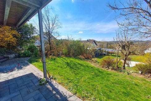 Blick von der Terrasse in den Garten