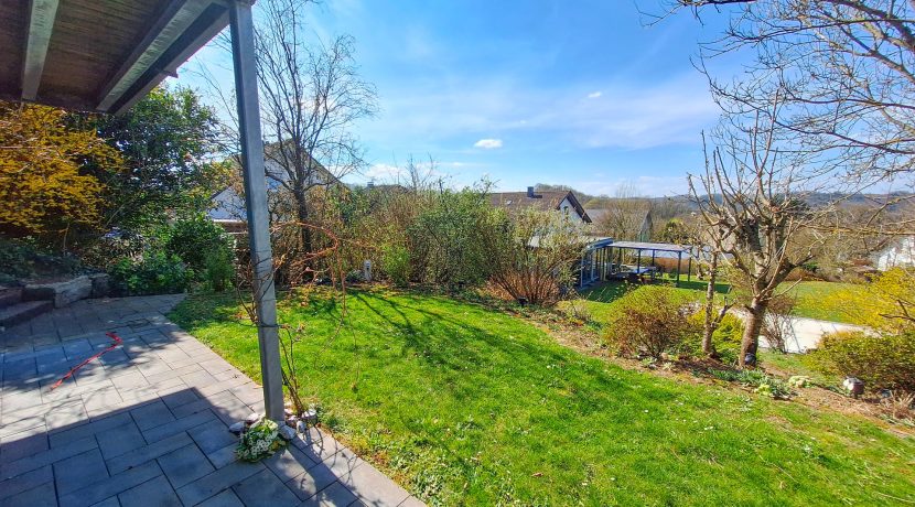 Blick von der Terrasse in den Garten