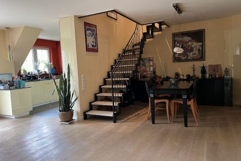 Essbereich mit Treppe ins OG