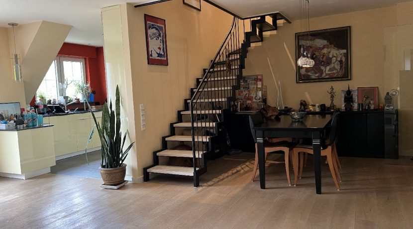 Essbereich mit Treppe ins OG