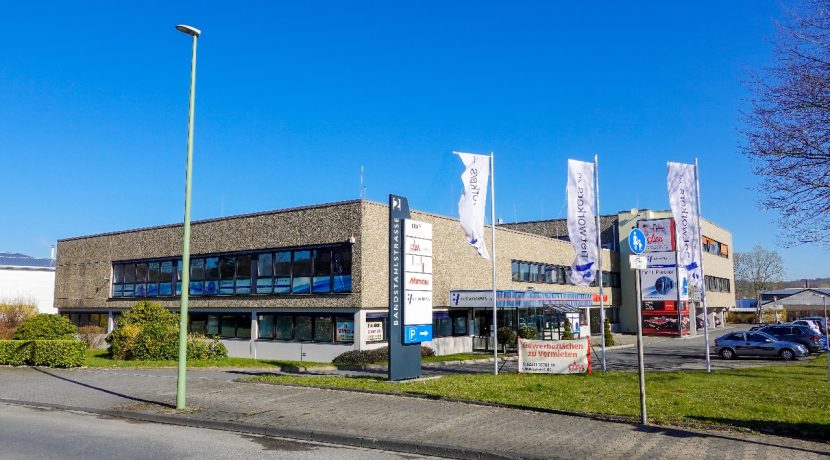 Zufahrt zum Bürohaus in guter Sichtlage