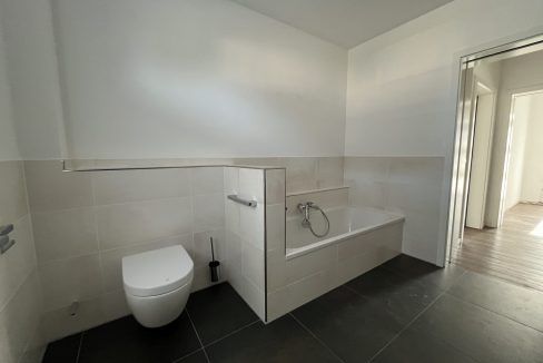 Badezimmer mit Wanne und...