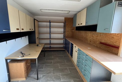 Schuppen vor der Garage
