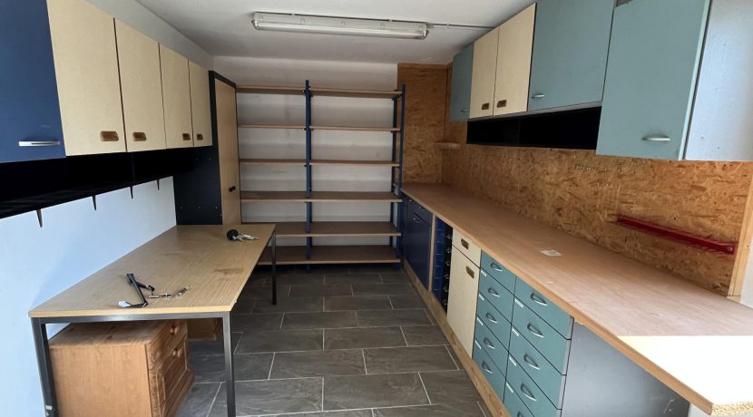 Schuppen vor der Garage