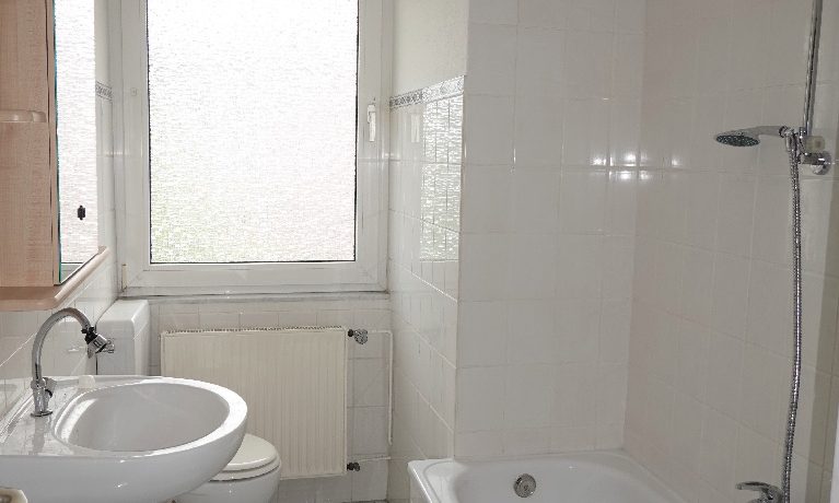 Tageslichtbad mit Badewanne
