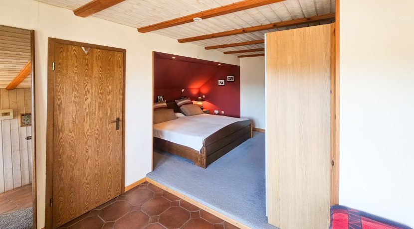 Schlafzimmer mit Sauna und Balkon