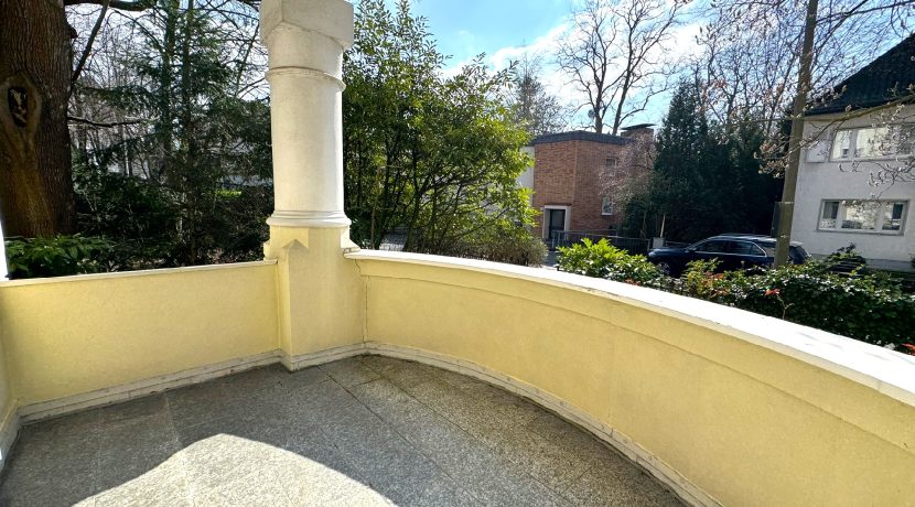 ...mit Loggia zur Straße