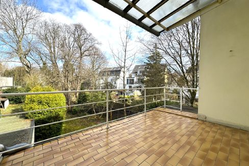 ...mit Balkon zum Garten