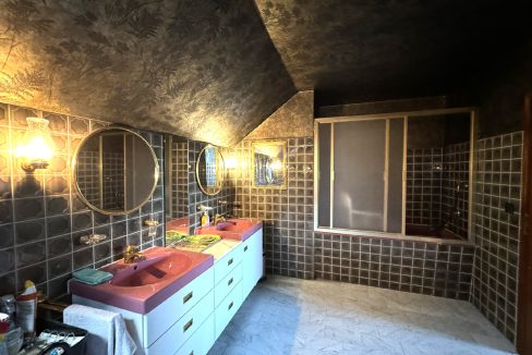 Badezimmer mit Badewanne...