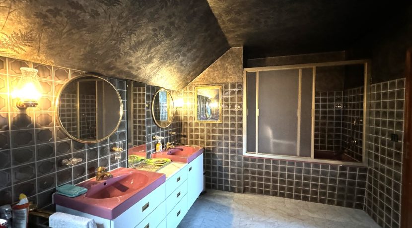 Badezimmer mit Badewanne...