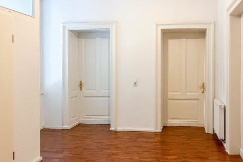 Eingangsbereich mit stilvollen Holztüren