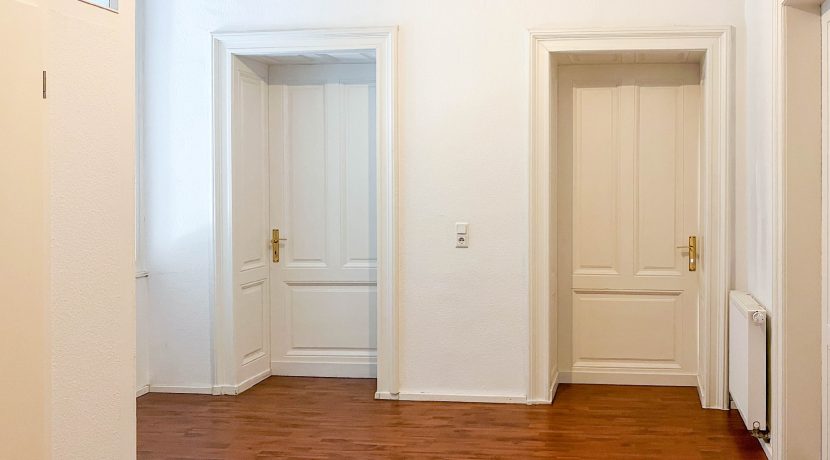 Eingangsbereich mit stilvollen Holztüren