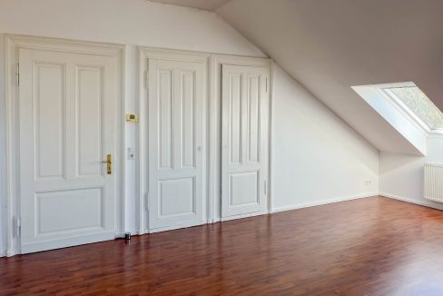 Wohnzimmer mit schönen Einbauschränken