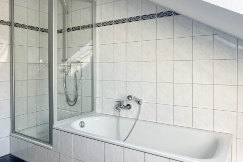 Tageslichtbad mit Dusche und Wanne