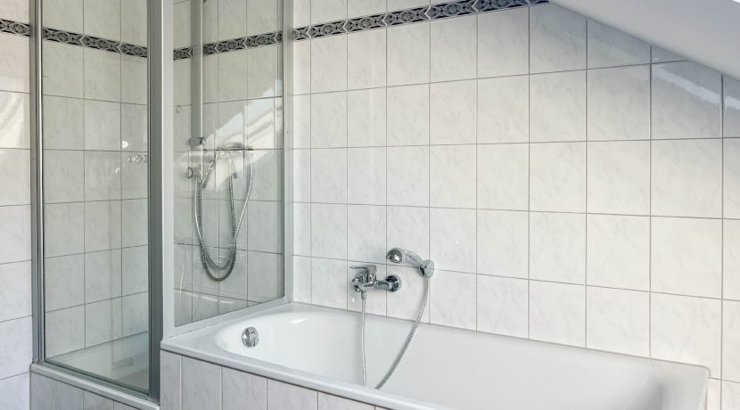 Tageslichtbad mit Dusche und Wanne