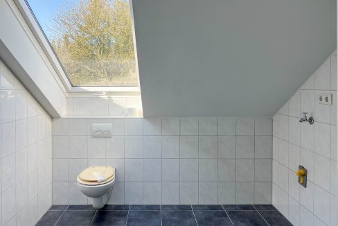 separates WC