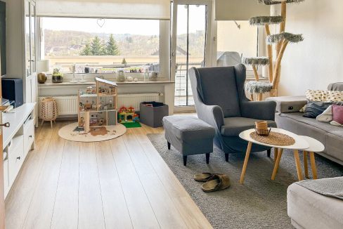 heller Wohnraum mit Balkon