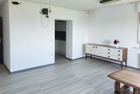 Wohnzimmer mit Zugang zur Küche