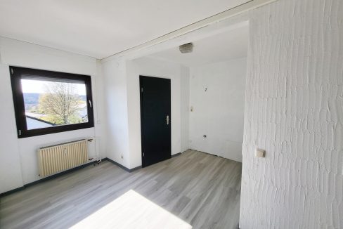 Küche mit Zugang zum Abstellraum